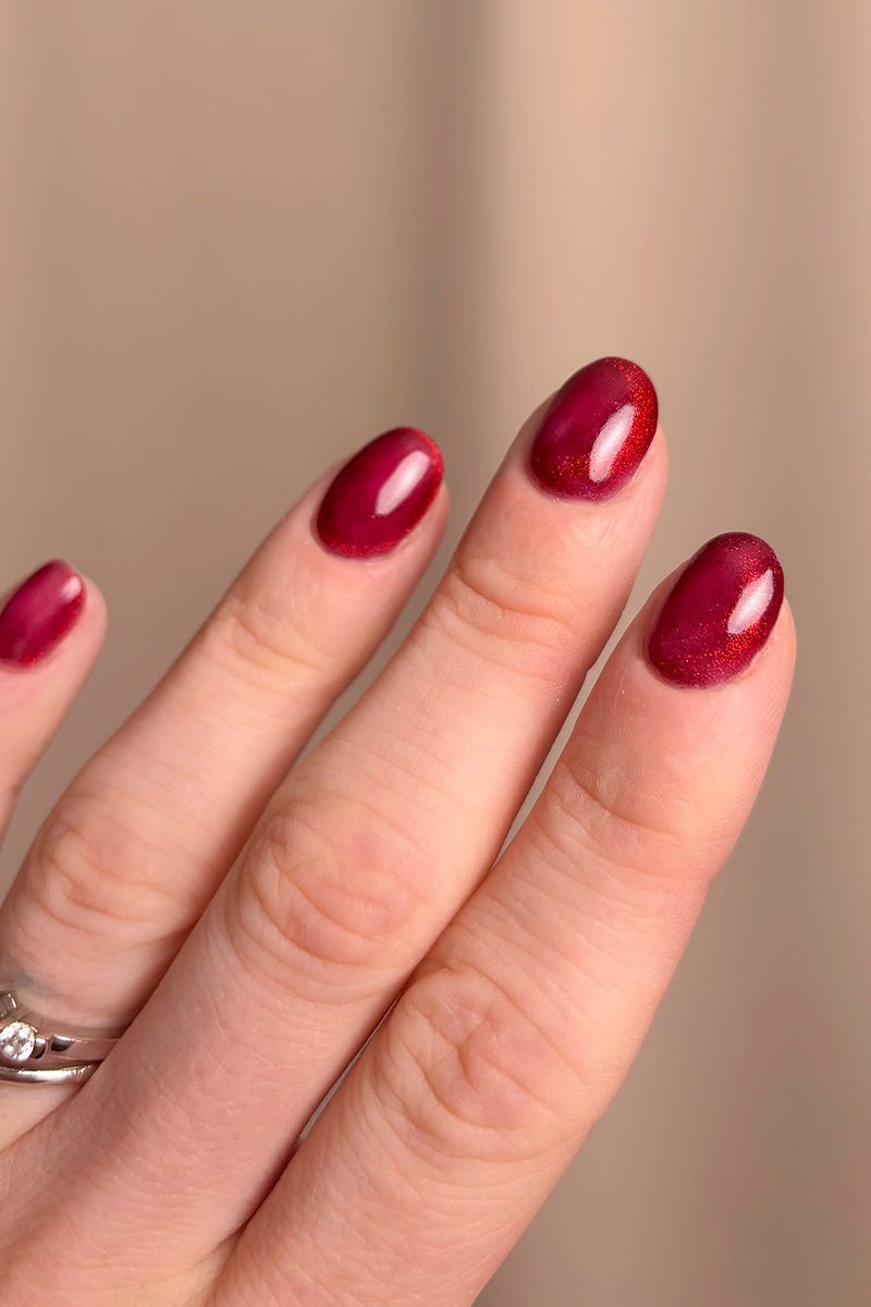 Red Flare Cat Eye 15ml · 472 | Nailster Denmark