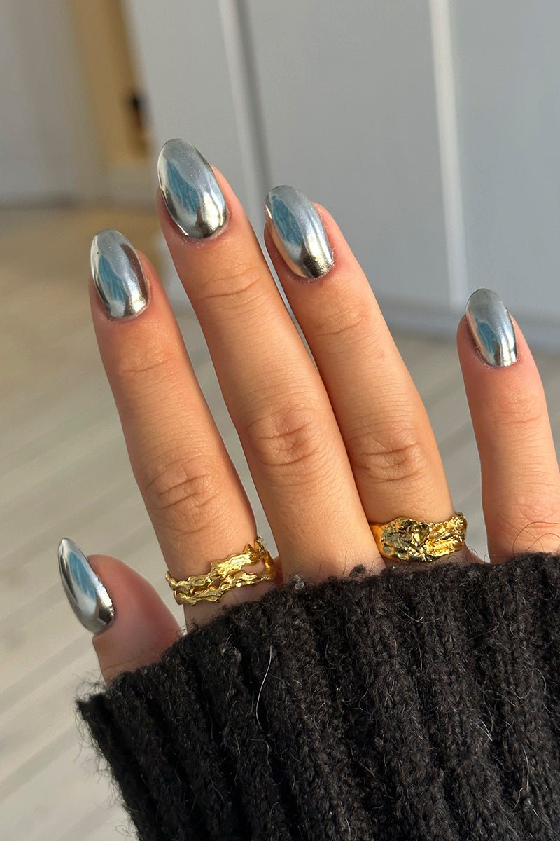 https://www.nailster.com/cdn/shop/files/silver-chrome-look-318634.jpg?v=1749734404&utm_source=chatgpt.com